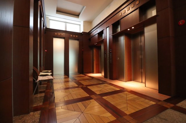 【その他共用部分】 | 【エレベーターホール】天窓から明るく光りが差し込むエレベーターホールです☆2基ございます！