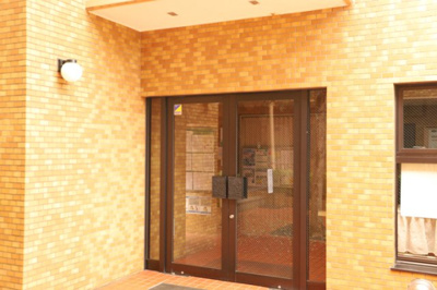 【受付】 | ライオンズマンション鶴川 | マンションのエントランスには、もともと風よけや防犯の役割がありますが、マンションによって宅配ボックスなどの設備が備わっている所もあります。日々の生活をイメージしながら生活しやすさをチェックしましょう。