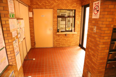 【ロビー】 | ライオンズマンション鶴川 | ラウンジは、マンションの共用スペースに椅子やテーブルなどを配置した利用者が寛げる空間です。屋内型ラウンジと屋外型ラウンジがあります。共用部分の管理状況と合わせて、詳細については現地でご確認ください。
