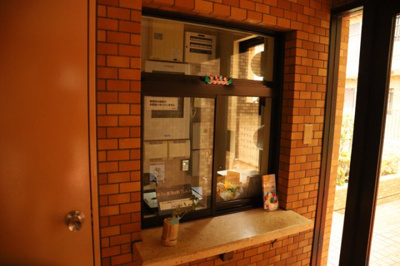 【受付】 | ライオンズマンション鶴川 | 受付はマンションコンシェルジュがいる場合もあれば、管理人が滞在する小部屋を総称して呼ぶことがあります。主にエントランスに設置されていることから、防犯面でも期待ができます。防犯設備がない場合はより安心！