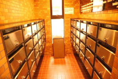 【設備】 | ライオンズマンション鶴川 | エントランス付近に設置されている集合ポストは、住んでいる部屋と離れているため、ポストをあさるなど誰かに何かされていても被害に気づきにくいです。入居する時には他人に特定されにくい番号で鍵をかけましょう！