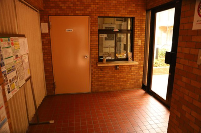 【ロビー】 | ライオンズマンション鶴川 | ロビーというと、エントランスと何がちがうの？と思いますよね。実はロビーとエントランスには明確な決まりはありません。物件によっては、エントランスを入って広がるある程度の広さのある空間がロビーとなります。