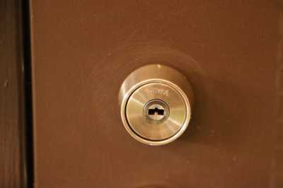 【防犯設備】 | ライオンズマンション鶴川 | 室内の防犯設備もチェックしましょう！モニター付きインターホンが設置されているか、防犯シャッターが設備されているか、ベランダに人が上がってきにくい高さかなどチェックしておくと入居後も安心できるでしょう。