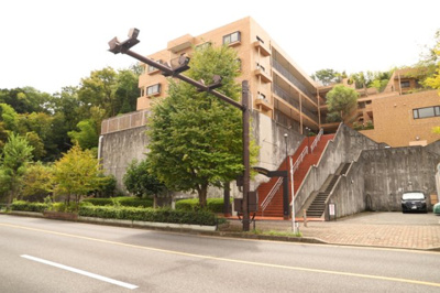 【外観】 | ライオンズマンション鶴川 | マンションの外観は非常に重要なポイントです！外観の善し悪しは資産価値に大きな影響を与えます。外観のいいマンションを購入することで、高値で売却がしやすく、買い手が見つかりやすいというメリットがあります。