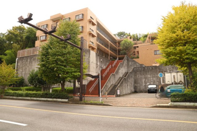【外観】 | ライオンズマンション鶴川 | 隣家の土地はどうなっているのか、生活利便施設が近くにあるのか、学校まで近いかなど、お客様のライフスタイルにあわせたイメージが重要です。また、近くにあると困る施設が近くにないかも確認するといいでしょう。