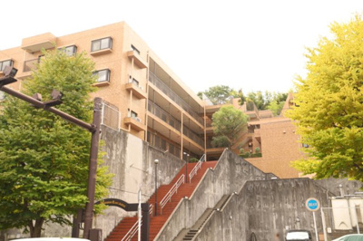 【現況写真】 | ライオンズマンション鶴川 | 眺望の良さを楽しめるダイニングキッチンで家族団らんの時間を過ごしてはいかがでしょうか。バルコニーから見える景色を家族で眺める時間は、時間が経つのを忘れてしまいそうですね。是非、現地を見に行きましょう！