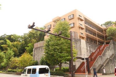 【現況写真】 | ライオンズマンション鶴川 | 道幅が広い場所は日当たりや風通が良好です。幅が広いのですれ違いも可能ですし大きな車でも駐車可能！一方で、大型車が通ることも多くなるため交通量の増加により騒音に繋がります。また土地の値段が高くなります。