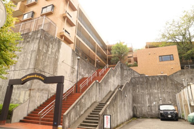 【構造・工法・仕様】 | ライオンズマンション鶴川 | ＲＣ造、Reinforced Concreteは直訳すると補強されたコンクリートです。主に柱や梁・床・壁が鉄筋とコンクリートで構成おり、鉄筋を組んだ型枠にコンクリートを流し込んで固めたものを指します。