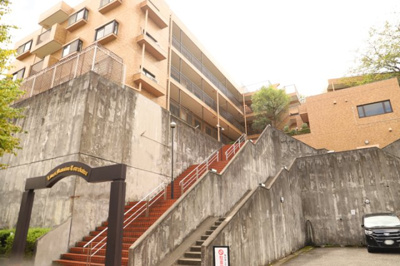 【構造・工法・仕様】 | ライオンズマンション鶴川 | ＳＲＣ造は強度や耐震性の面でもRC造と比べて優れています。そのため、10階建以上の高層または超高層マンションなどの建築にも多く採用されています。柱や梁などのサイズが小さくても高い耐震性を確保できます。