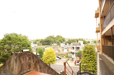 【展望】 | ライオンズマンション鶴川 | 眺望を気にして物件を探す場合、前面に建物が建っていないか現地で確認しましょう！前面に建物があると景色はもちろん、日当たりや風通しにも影響が出てきます。住んだ時のことを想像しながら現地見学をしましょう。