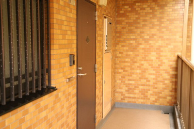 【玄関】 | ライオンズマンション鶴川 | 玄関は家の顔でもあり、家族以外の目にも止まる場所です。玄関は外との間を仕切る扉、靴などをしまっておく収納スペース、靴脱ぎのたたきスペース、来客とのやり取りをするドアホンなど複数のアイテムからなります。