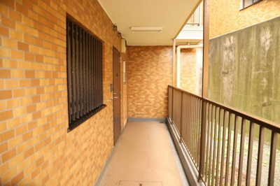 【内装】 | ライオンズマンション鶴川 | 共有部分は、住民なら誰もが使える設備のこと。例えば駐車場やエレベーター、インターネット設備、セキュリティ設備などがあります。他にも、マンションの廊下・外部階段やエントランス・ゴミ置き場などがあります。