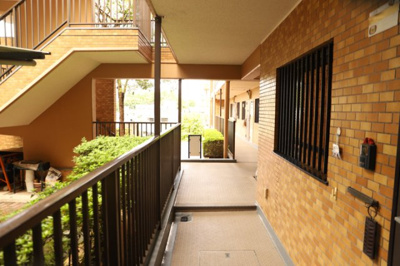 【内装】 | ライオンズマンション鶴川 | 共用部分は、一棟の建物に住む区分所有者全員が共同で所有するとし、共用部分の管理、補修などは、区分所有者で形成される管理組合が行います。個人の判断で勝手に変更することはできませんので覚えておきましょう。