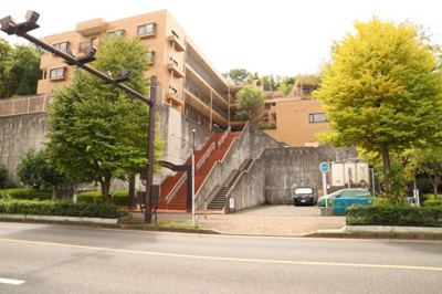 【外観】 | ライオンズマンション鶴川 | 外観はマンション管理がされているかの目安になります。築年数が古いと、壁面は劣化してひび割れが生じることも！建物が古びていても細かいところが修繕されていると、きちんと管理されているなぁと感じるでしょう。