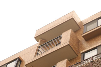 【バルコニー】 | ライオンズマンション鶴川 | 一般的なバルコニーは、奥行1.5ｍ程ですが、ワイルドバルコニーは2ｍまで広がっています。そのため洗濯物の間隔をあけ干すことができ、乾きやすいというメリットや、ガーデニングが楽しめる等の特徴があります。