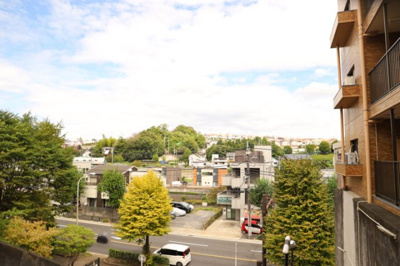 【展望】 | ライオンズマンション鶴川 | 眺望の良さを楽しめるダイニングキッチンで家族団らんの時間を過ごしてはいかがでしょうか。バルコニーから見える景色を家族で眺める時間は、時間が経つのを忘れてしまいそうですね。是非、現地を見に行きましょう！