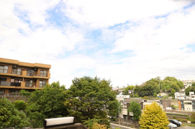 【展望】 | ライオンズマンション鶴川 | 景色重視でお家選ぶをするとスーパーが遠い！学校が遠い！など生活をするうえで利便性で困ることもあります。まず一度現地を見学する際に、周辺の施設などがあるかを確認し、暮らし始めた後のことを想像しましょう。