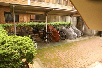 【駐輪場】 | ライオンズマンション鶴川 | マンションの駐輪場は、事前に空きがあるか確認を取ると安心です。せっかく入居したのに駐輪スペースがない！なんてことになったら大変ですよね。そこで、内見時や購入前にはまず事前に確認しておくと良いでしょう。