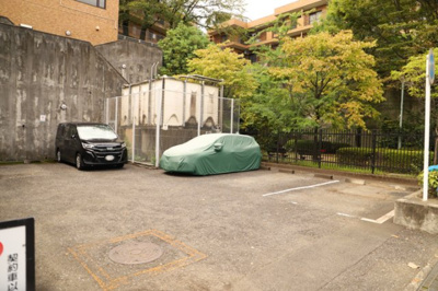 【駐車場】 | ライオンズマンション鶴川 | 車一台あたりに必要なスペースは、標準サイズの普通自動車で横幅2m50cm、長さ5mは必要になります。ただし、乗降のことも考慮して横幅3m30cm、長さ5m50cmほどは確保できるところを選びましょう。