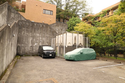 【駐車場】 | ライオンズマンション鶴川 | 駐車場と明記されていても、最小スペースでつくられた駐車場だと大型車は駐車できなかったり、出入りしにくくなったりする可能性があります。お車のサイズと購入したい物件の駐車場のサイズを現地で確認しましょう。