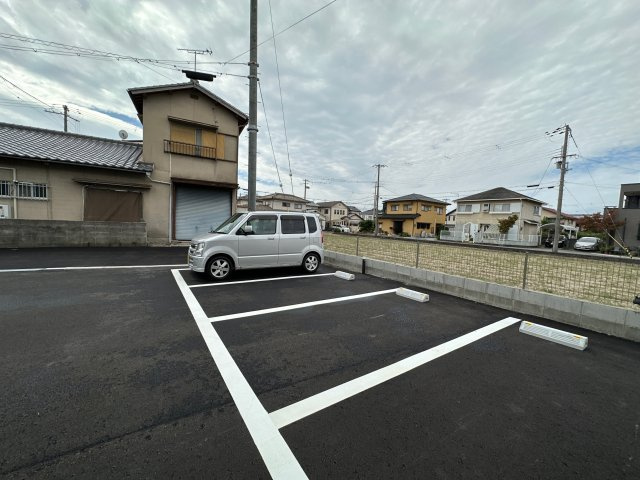 メゾンキャレB棟の駐車場