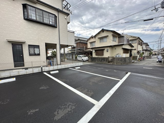 メゾンキャレB棟の駐車場