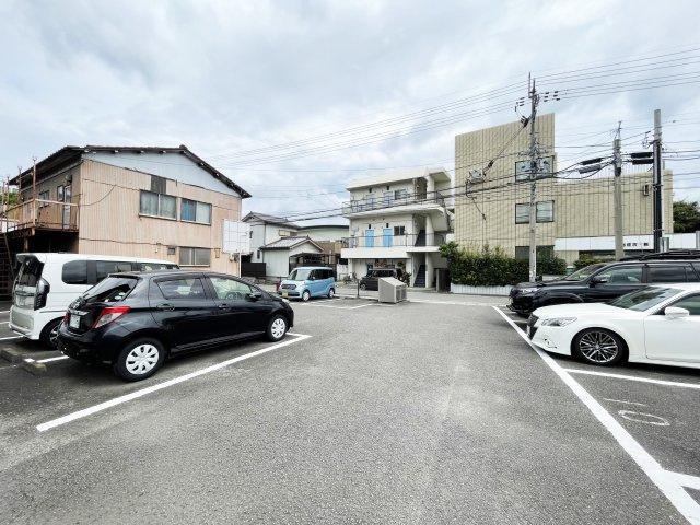 サンクレール沙羅の駐車場