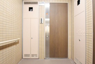 【その他共用部分】 | 皆様をお迎えする、お部屋の玄関ドア。開けやすさや開放角度、ドアノブの操作しやすさや鍵の形状などを、現地で一度ご確認ください。～即日のご見学可能～　お問合せはお気軽にどうぞ。