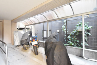 【駐車場】 | バイク置き場。空き区画の有無や駐輪料金、サイズおよび排気量規定などについては、改めてお問い合わせください。～即日のご見学可能～　お問合せはお気軽にどうぞ。