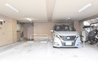 【駐車場】 | マンションの駐車場スペース。空きの有無や駐車料金、サイズ規定などについては、改めてお問い合わせください。～即日のご見学可能～　お問合せはお気軽にどうぞ。