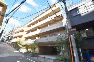 【外観】 | 青空によく映える建物です。手入れの行き届いた外壁やマンション正面エントランスなど、綺麗な姿をぜひ一度、現地にてご覧ください。～即日のご見学可能～　お問合せはお気軽にどうぞ。