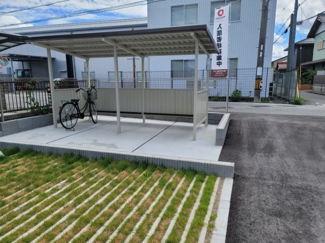 ロイヤルメゾンHYSのその他共用部分|屋根付きの駐輪場です。
