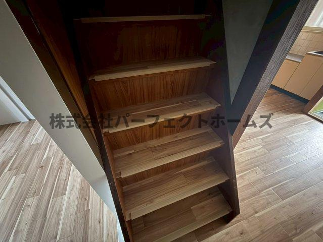 高倉1丁目テラスハウス　賃貸の内装|明るい色調の室内です