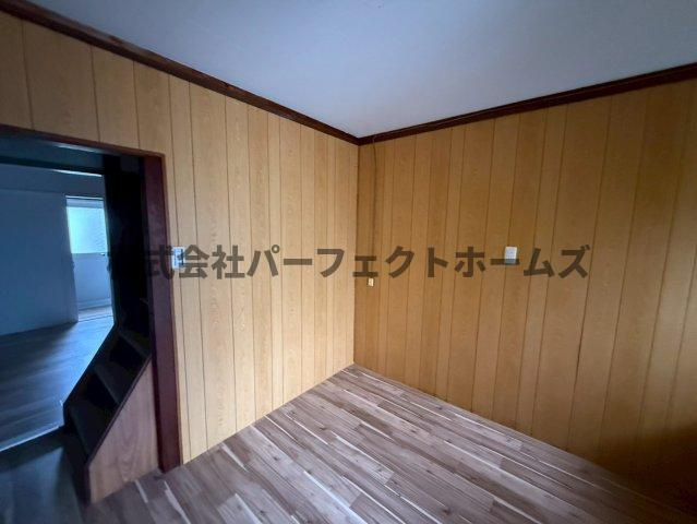 高倉1丁目テラスハウス　賃貸の居間・リビング|こちらのリビングで趣味の時間をお楽しみください