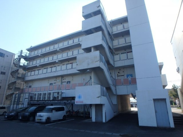 亀山ビル100の外観