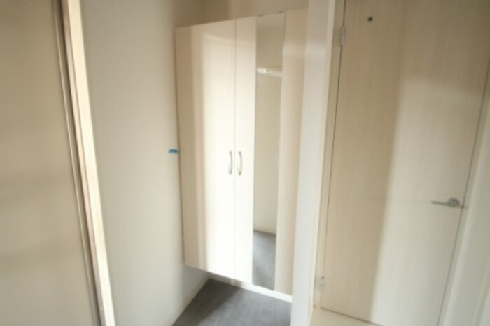 ゼピュロスみどりの C棟の玄関|トールタイプシューズBOX(姿見鏡付)