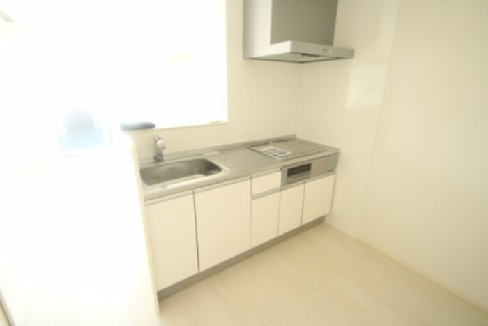 ゼピュロスみどりの C棟のキッチン|対面式システムキッチン（3口IH仕様）