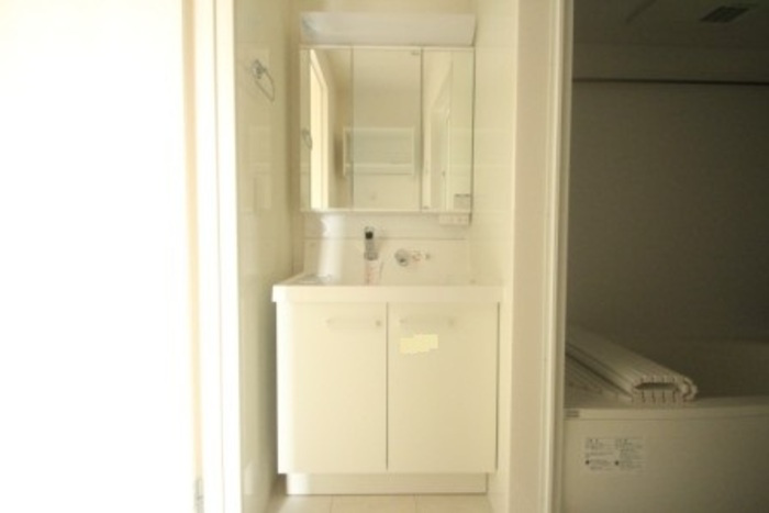 ゼピュロスみどりの C棟の独立洗面台|洗髪洗面化粧台（三面鏡）