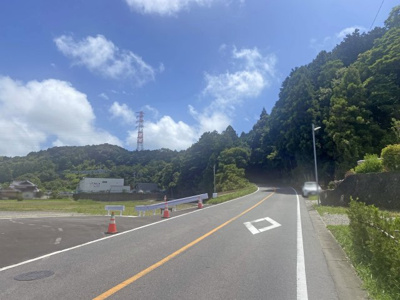 【前面道路含む現地写真】 | 亀山市関町古厩　事業用地 | 前面道路
