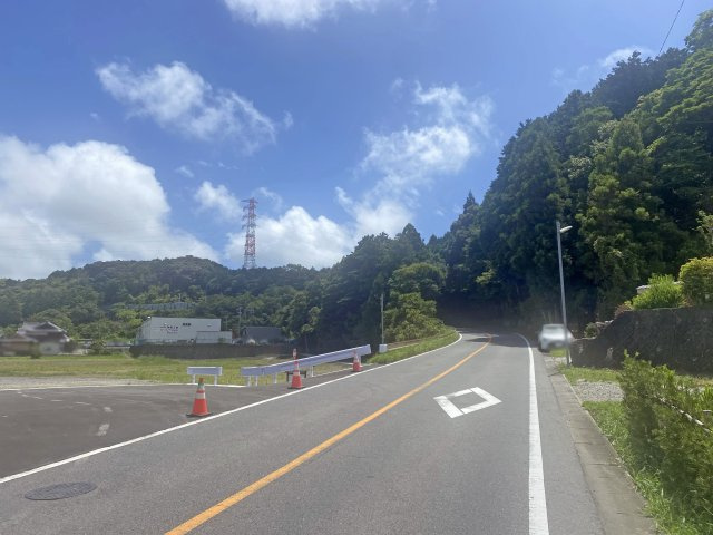 【前面道路含む現地写真】 | 亀山市関町古厩　事業用地 | 前面道路