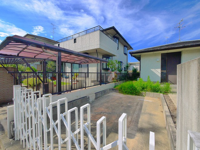 奈良市左京３丁目一戸建の駐車場