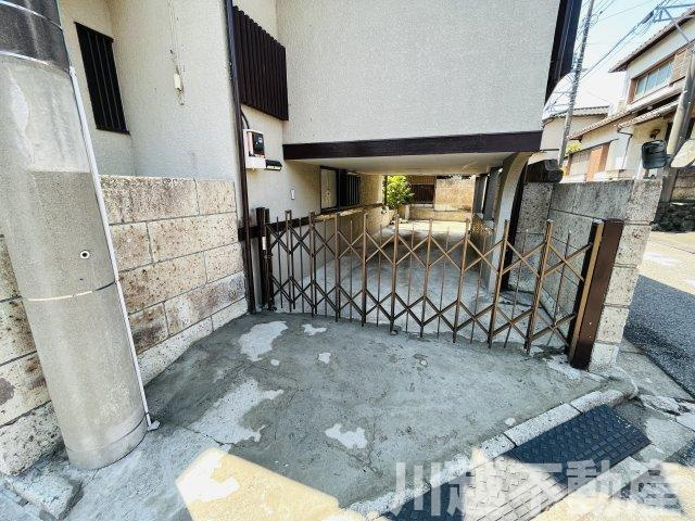 中2階のあるゆったり４LDKの駐車場|車をお持ちの方に嬉しい駐車場付きの物件です。ただし高さ制限あり。