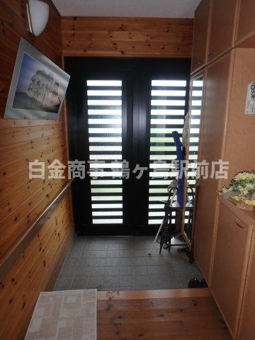 坂戸市にっさい花みず木中古戸建の玄関