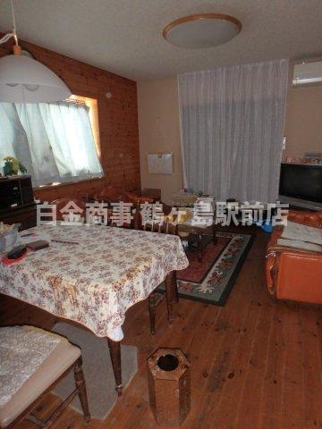 坂戸市にっさい花みず木中古戸建の居間・リビング