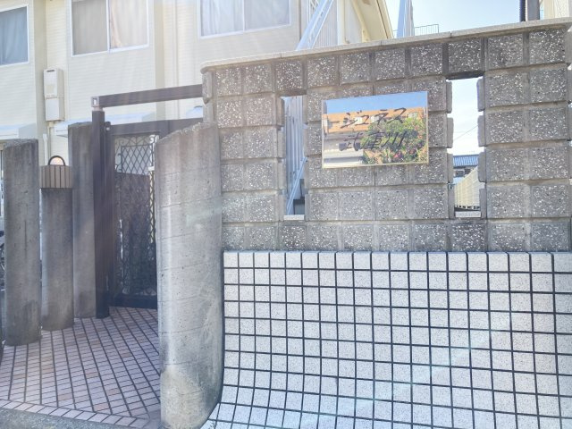 西宮市鳴尾町２丁目のアパートのエントランス