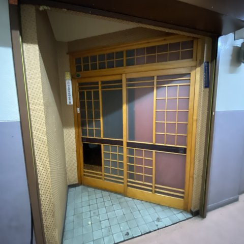 ABCビルの玄関