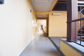 【その他共用部分】 | 当該フロアの共用廊下です。ここもきれいに清掃されています。周囲のお部屋の様子も、ぜひ伺ってみてください。～即日のご見学可能～　お問合せはお気軽にどうぞ。