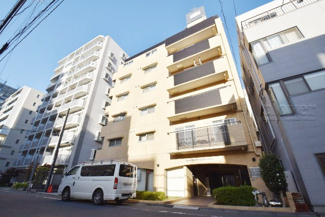 【外観】 | 手入れの行き届いた外壁やエントランスなど、「見ればわかる」レベルで清潔感を保ったマンションです。築年数を感じさせない姿で皆様をお出迎えします。～即日のご見学可能～　お問合せはお気軽にどうぞ。