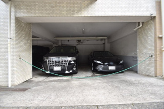 【駐車場】 | 屋根付きの駐車場スペース。空きの有無や駐車料金、サイズ規定などについては、改めてお問い合わせください。