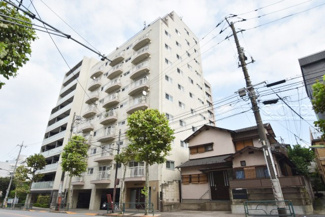 【外観】 | さほど大きなサイズではありませんが、清潔感があり、好感の持てるマンション外観。ぜひ一度、現地でご覧ください。
